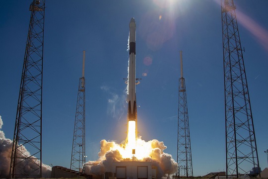 SpaceX Falcon 9 boosts Dragon cargo ship to orbit, first stage misses landing target
