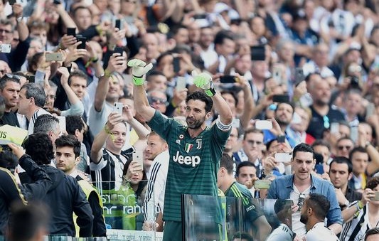 Juventus mark Buffon's last match and raise Serie A trophy