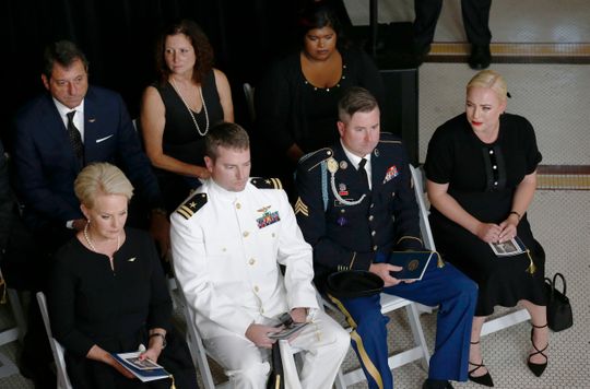 Meghan McCain weeps over fathers casket at John McCain memorial