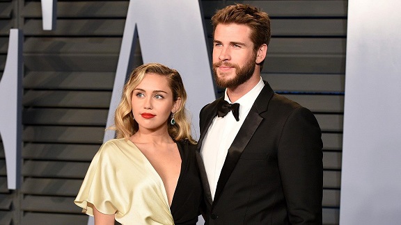 Miley Cyrus Spends New Years With Liam Hemsworths Family After Surprise Wedding
