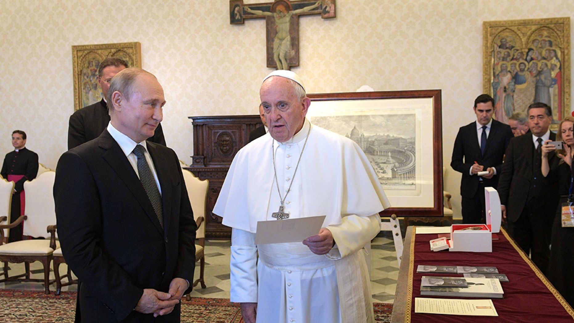 Pope Francis and Putin meet at Vatican, discuss Syria, Ukraine
