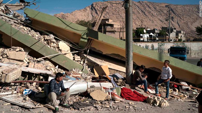 Iran-Iraq quake death toll passes 300