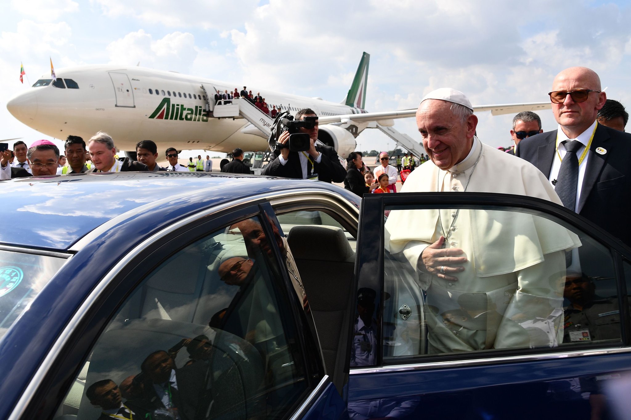 Pope Francis Arrives in a Myanmar Tarnished by Rohingya Crackdown