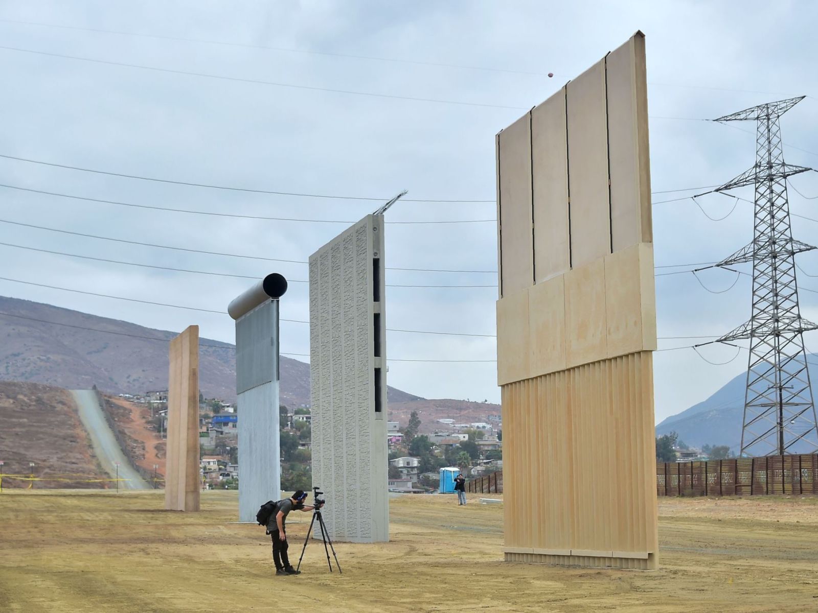 Trump tests eight 30ft high border walls