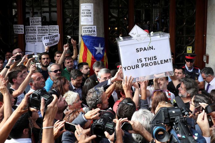 Spanish police arrest Catalan officials in attempt to halt illegal independence referendum - ABC Online