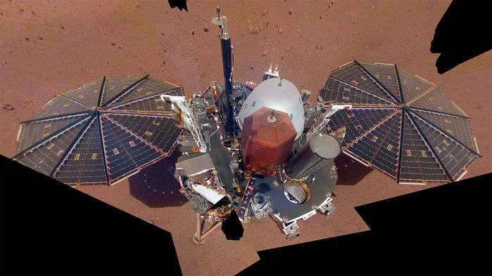 Mars lander takes a selfie