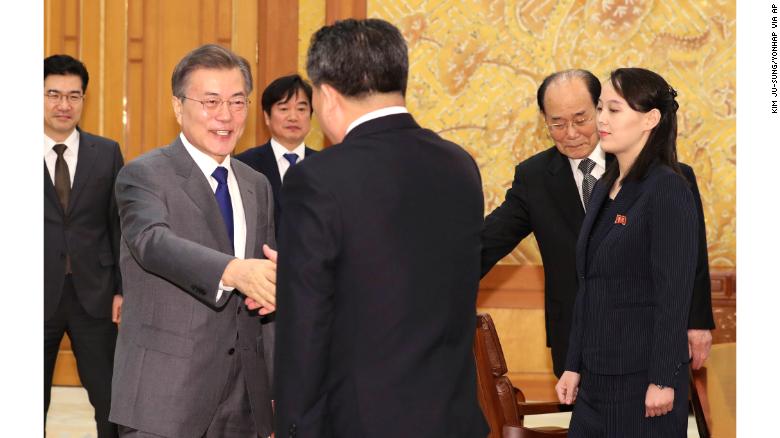 Kim Jong Un invites South Korean President Moon to Pyongyang