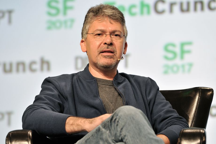 Apple hires Googles former AI boss to help improve Siri