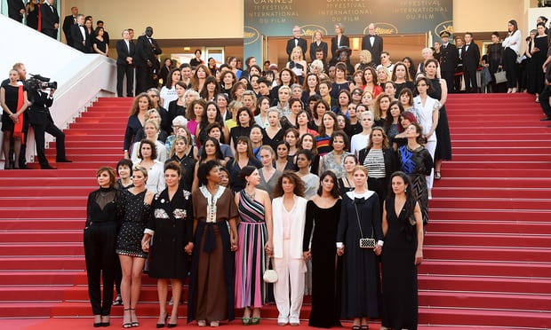 Salma Hayek: male Hollywood stars should take pay cut