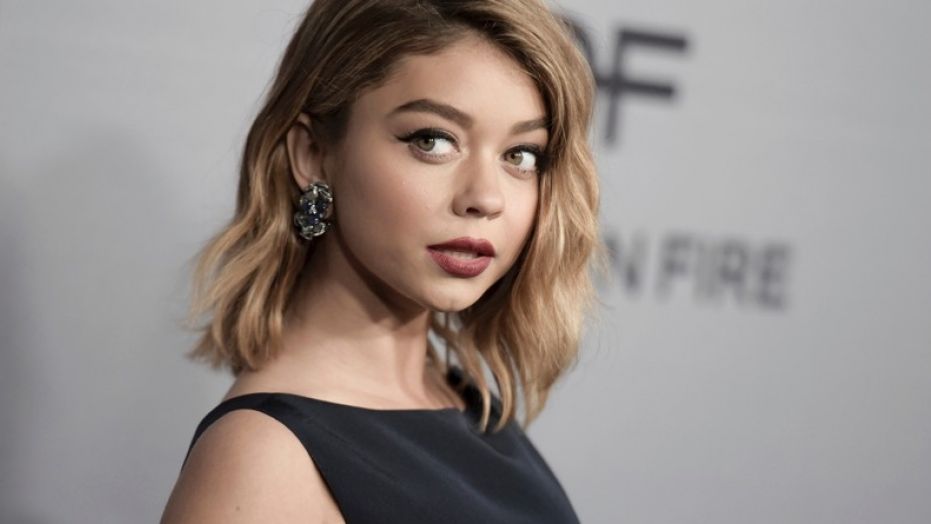 Modern Family star Sarah Hyland shares shocking photo of swollen face after hospitalization