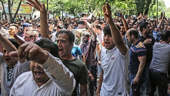 Protesters swarm Irans Grand Bazaar in Tehran, force shops to close in anger over economy