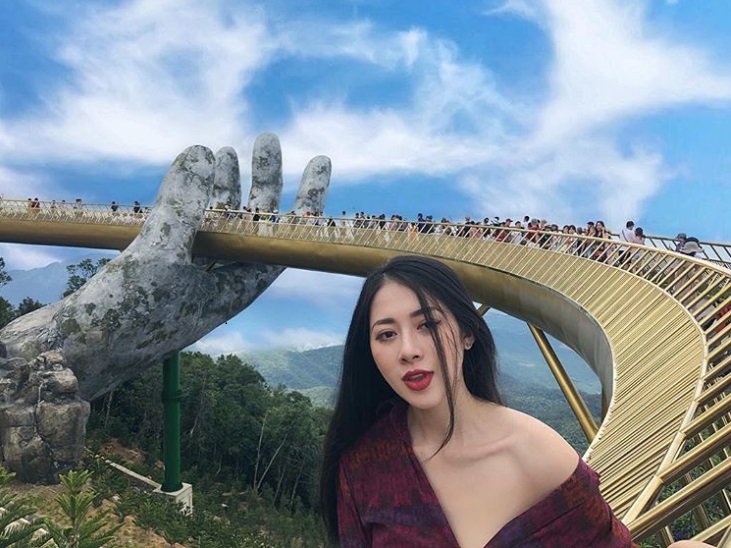 Giant hands lift new Vietnam bridge toward heavens