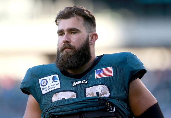 Eagles survive Jason Kelce injury scare vs. Cleveland Browns