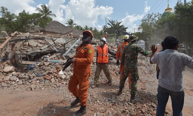 Lombok earthquake: new quake hits as death toll from earlier tremor tops 300