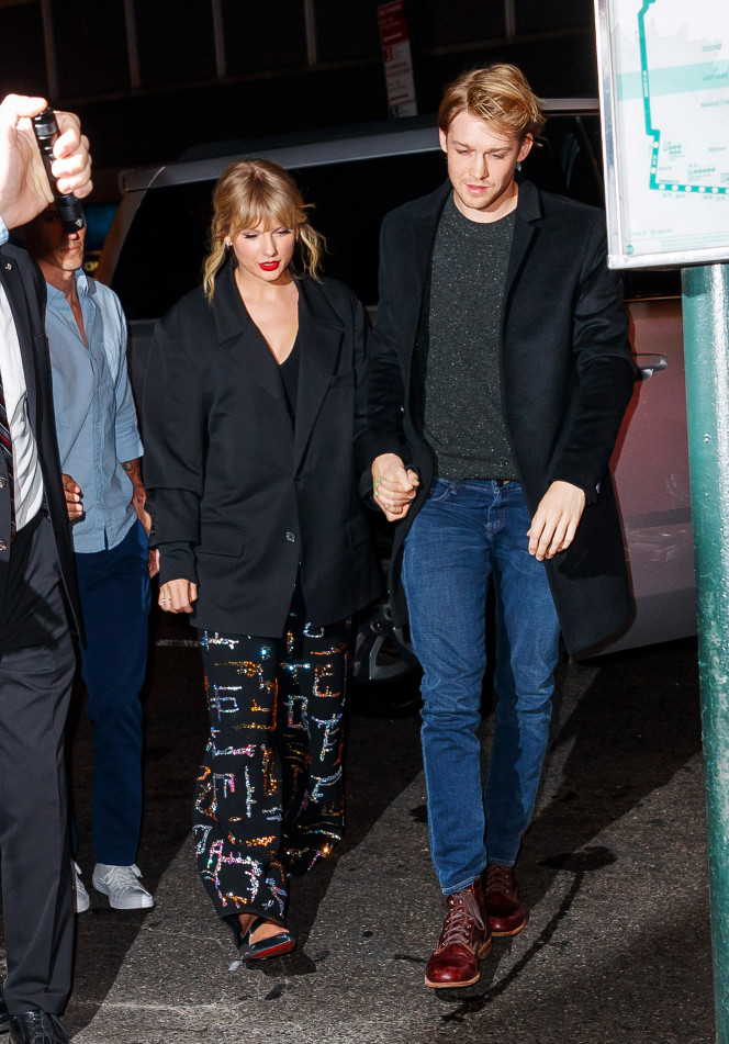 Taylor Swift and boyfriend Joe Alwyn show rare PDA at ‘SNL’ afterparty