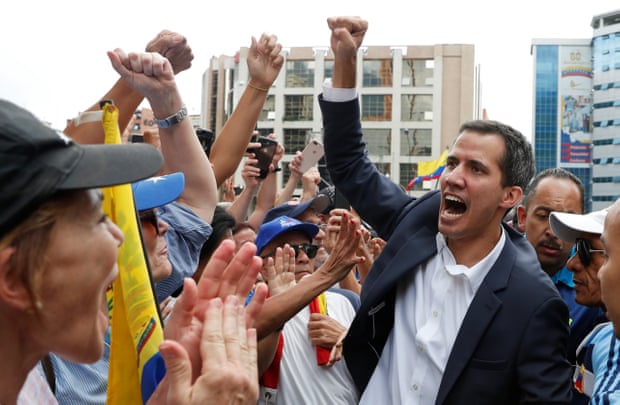 Venezuela: Trump recognises opposition leader as president
