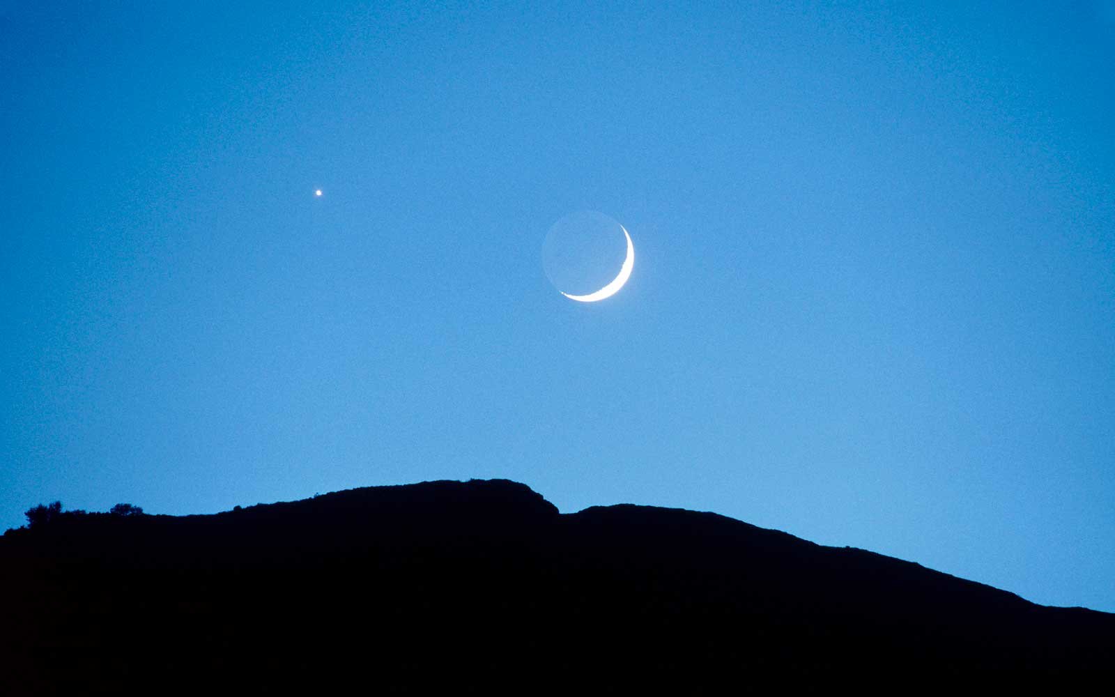 You Can See Venus, Jupiter, Saturn, and a Gorgeous Crescent Moon in a Celestial Parade Tomorrow Morning