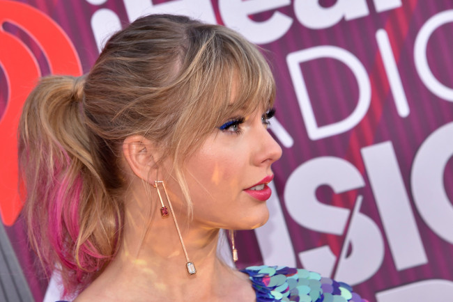 Taylor Swift debuts pink hair at iHeartRadio Music Awards