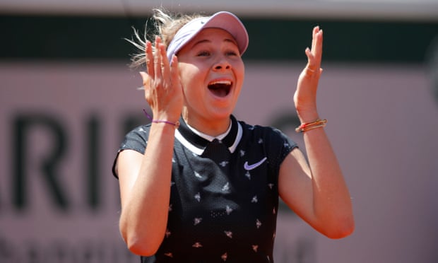 Amanda Anisimova shocks Halep to reach French Open semi-final