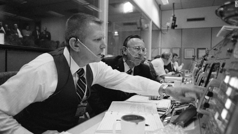Chris Kraft, NASAs first flight director, dies at 95