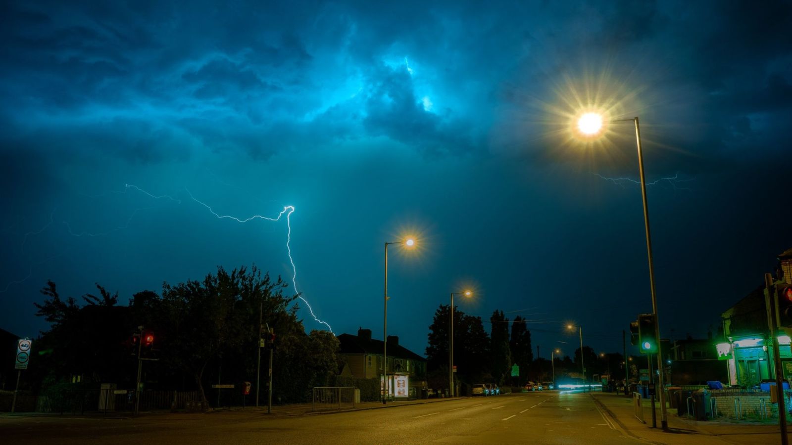 Thunderstorms strike Britain ahead of record-breaking heat