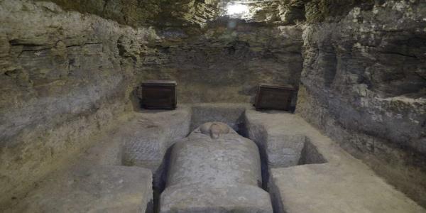 Egyptian archaeologists unveil ancient tombs, artifacts